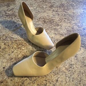 VINCE | Nude Tiana Point Toe Leather Pumps Size 8 Eur 38 (Discolored Sole)